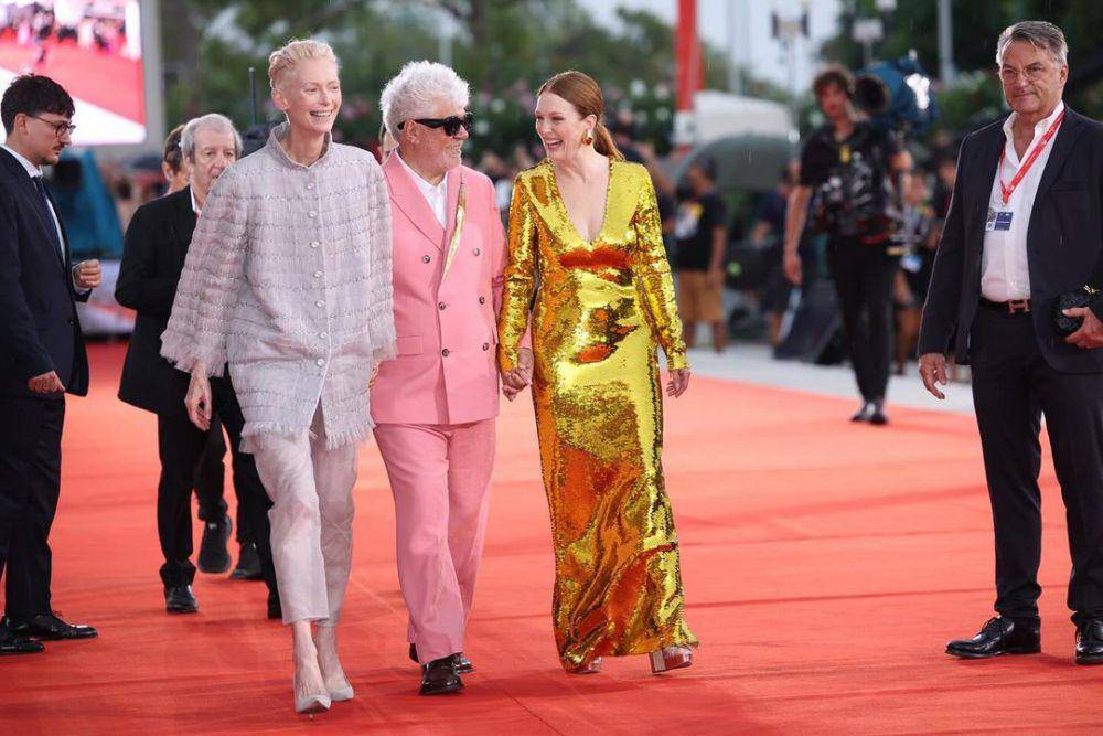 Tilda Swinton, Pedro Almodóvar, dan Julianne Moore dalam Venice Film Festival 2024 (instagram.com/theroomnextdoormovie)