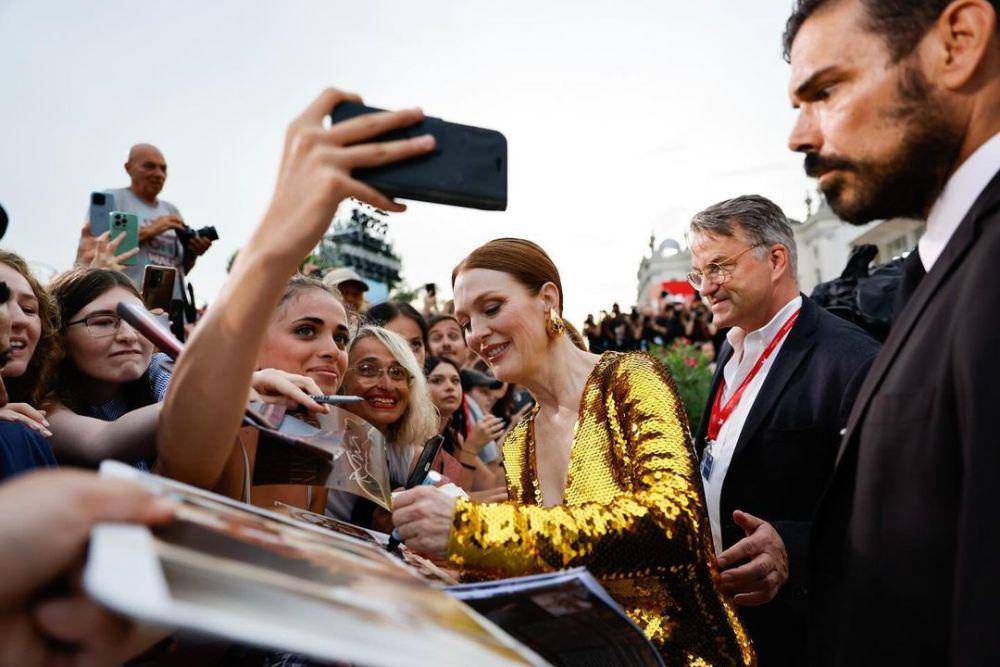 Julianne Moore dalam Venice Film Festival 2024 (instagram.com/theroomnextdoormovie)