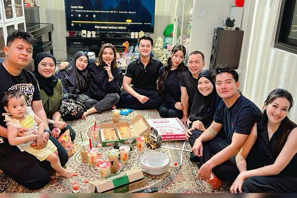 7 Potret Boy William dan Lucinta Luna Takziah ke Rumah Ayu Ting Ting