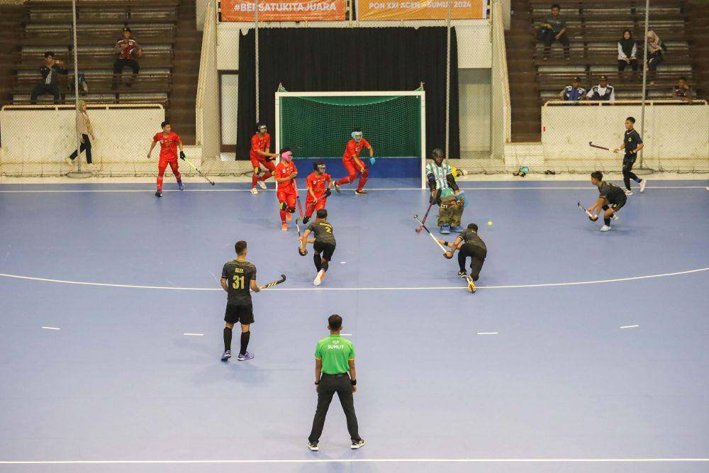 Tim Hoki Putra Jawa Barat (kostum hitam) membantai tim Jawa Tengah dengan skor akhir 10-0. (PB PON Aceh Sumut/M Zulfan Dalimunthe)