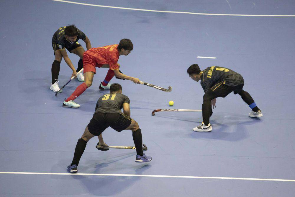 Atlet hoki indoor putra Jawa Tengah Fillah Bagus Arviansyah (merah) dihadang tiga pemain Jawa Barat pada pertandingan penyisihan hoki indoor putra dalam ajang PON XXI Aceh Sumut yang berlangsung di Gedung Serbaguna Unimed Deliserdang, Selasa (3/9/2024).(PB PON XXI ACEH SUMUT / M. Zulfan Dalimunthe)