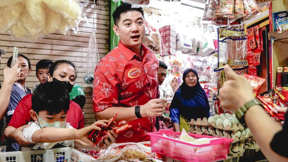 7 Potret Chef Arnold Kunjungi Pasar Pahing Surabaya, Ajak Sang Anak