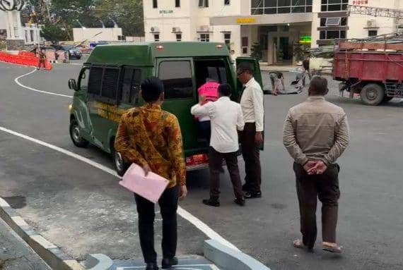 Tersangka DS, pemilik pekerjaan (beneficial owner) PT Kartika Ekayasa ditahan Kejati Lampung dalam perkara korupsi di PDAM Bandar Lampung. (Dok. Kejati Lampung).