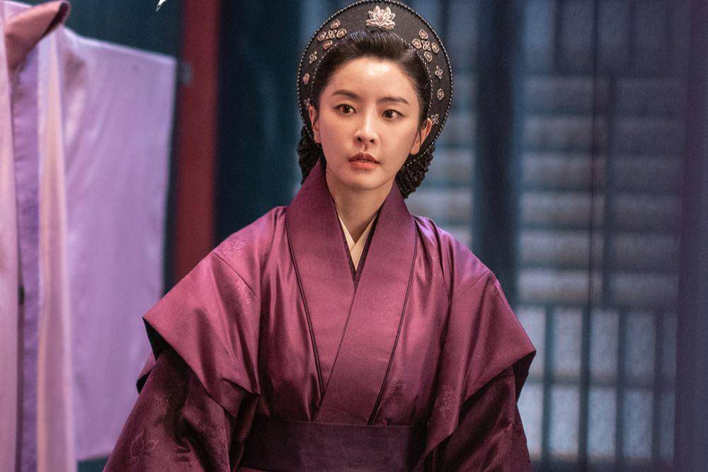 still cut drama Queen Woo (instagram.com/tving.official)