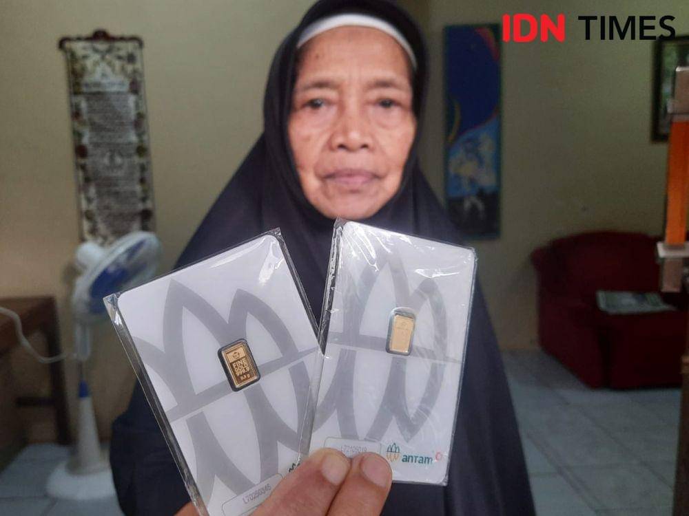 Suharti, pensiunan bidan memperlihatkan koleksi emas Antam miliknya. (IDN Times/Larasati Rey)