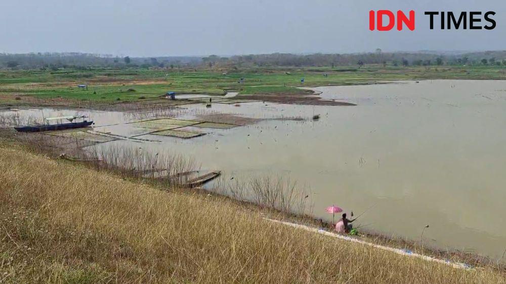 Debit air di Waduk Dawuhan, Desa Plumpungrejo, Kecamatan Wonoasri Madiun tinggal 30 persen. IDN Times/ Riyanto.