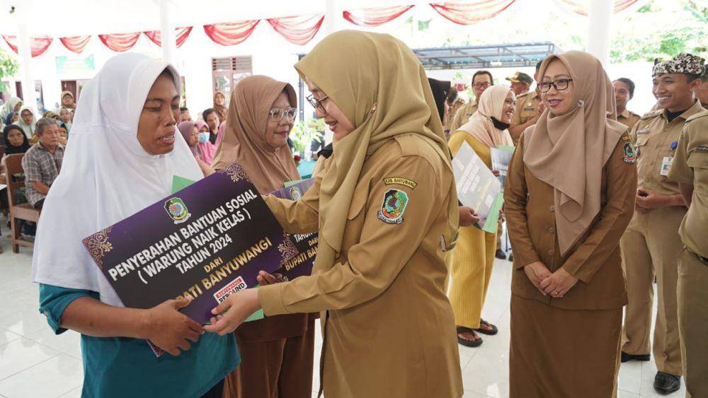Bupati Banyuwangi, Ipuk Fiestiandani menyalurkan bantuan program Warung Naik Kelas (Wenak). (dok. Pemkab Banyuwangi