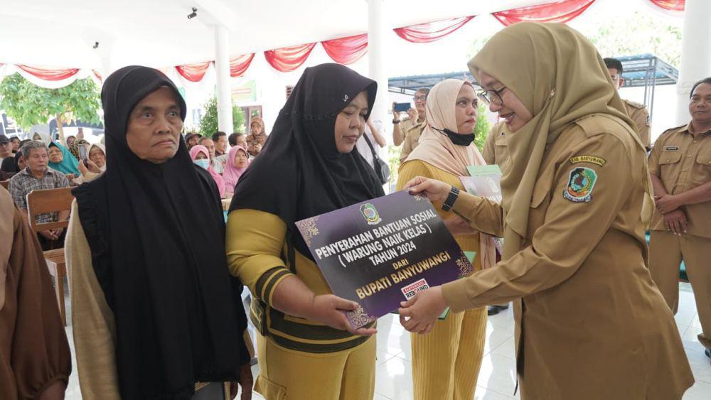 Dukung Usaha Mikro, Bupati Ipuk Salurkan Bantuan Alat Usaha "Wenak"