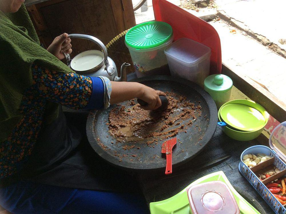 ilustrasi menghaluskan kacang (commons.wikimedia.org/FoengJongMeng)