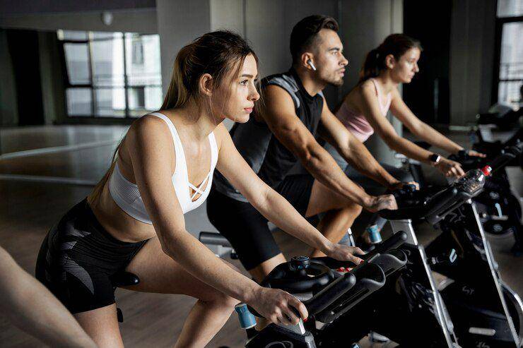 Ilustrasi berolahraga di gym (freepik.com)