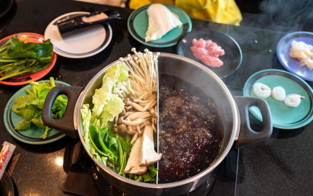 ilustrasi shabu-shabu (vecteezy.com/boy_anupong)