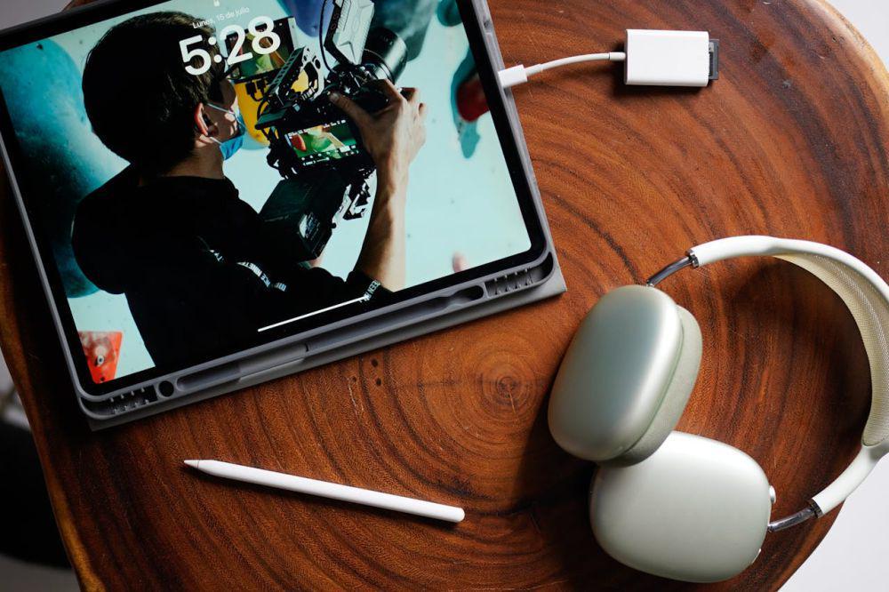 ilustrasi headphone dan gadget (pexels.com/Amar Preciado)