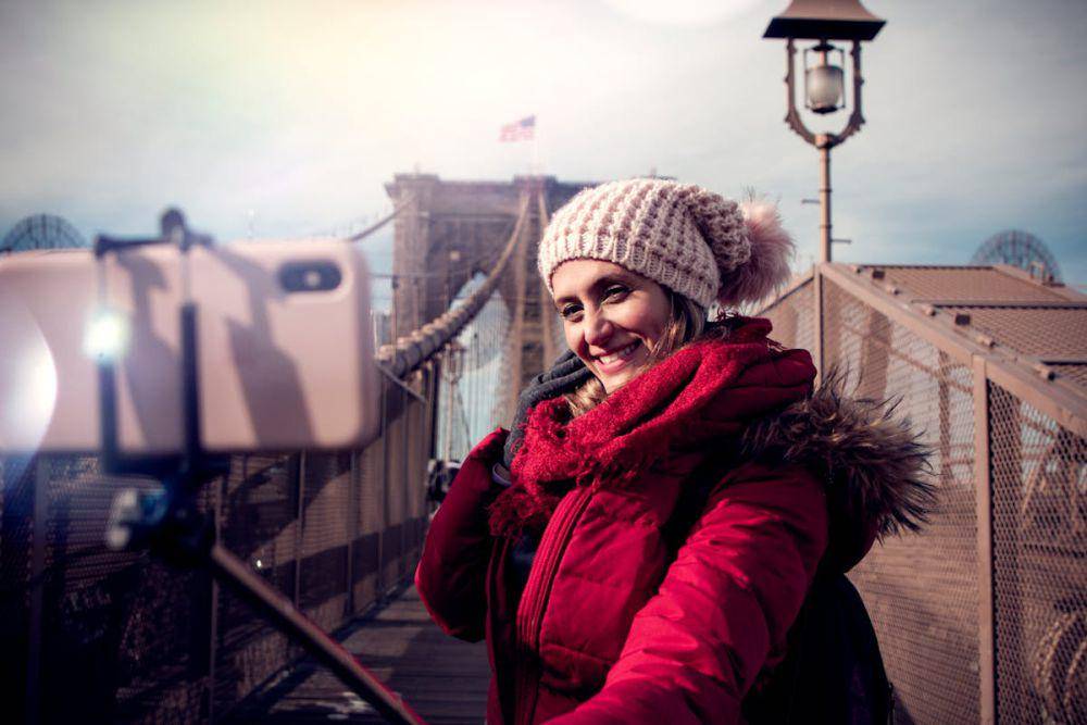 ilustrasi foto menggunakan tongkat selfie - tongsis (pexels.com/Andre Furtado)