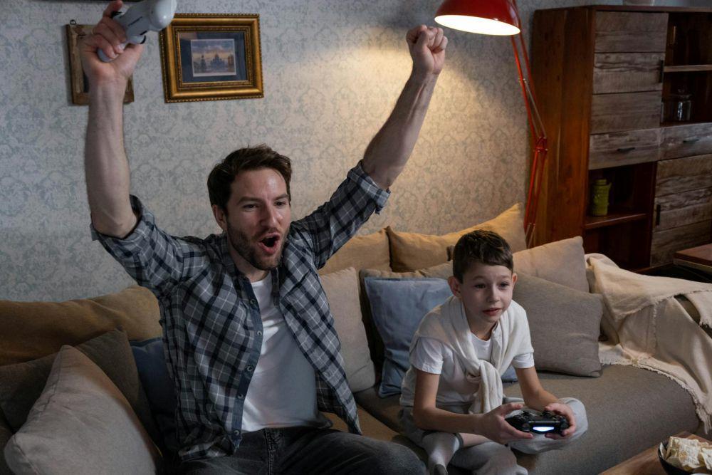 ilustrasi ayah dan anak bermain video game (pexels.com/cottonbro studio)