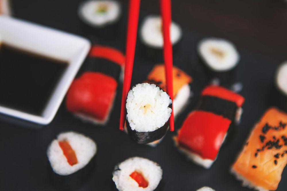 ilustrasi nasi kepal isi tuna (pexels.com/Foodie Factor)