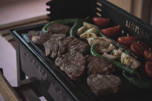 ilustrasi proses memanggang steak ayam saos timun (pexels.com/Mehmet Ali Turan)