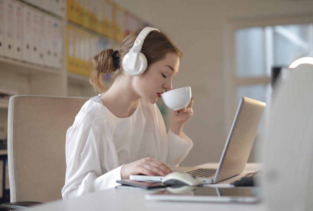 ilustrasi mendengarkan musik sambil bekerja (pexels.com/Andrea Piacquadio)