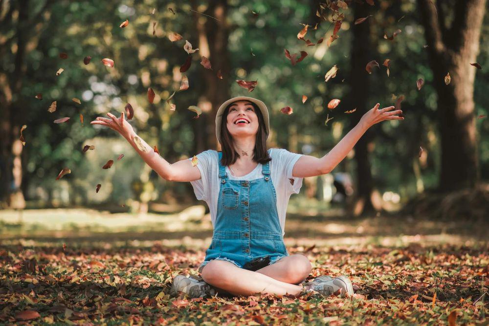 potret seorang wanita tersenyum bahagia (pexels.com/Melvin Vito)