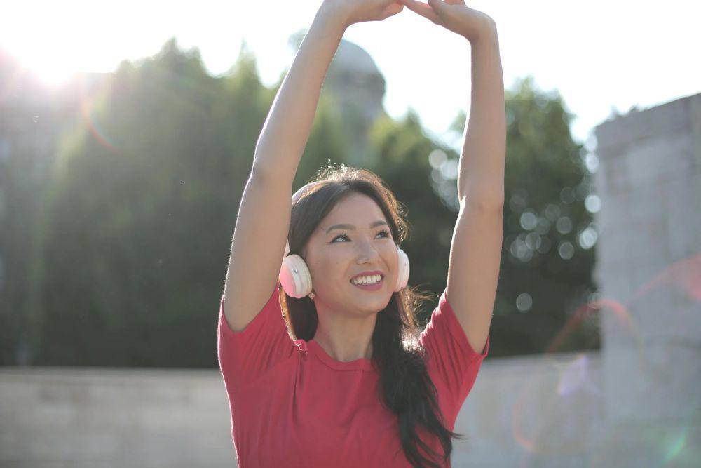 potret seorang wanita bersyukur dalam hidup (pexels.com/Andrea Piacquadio)