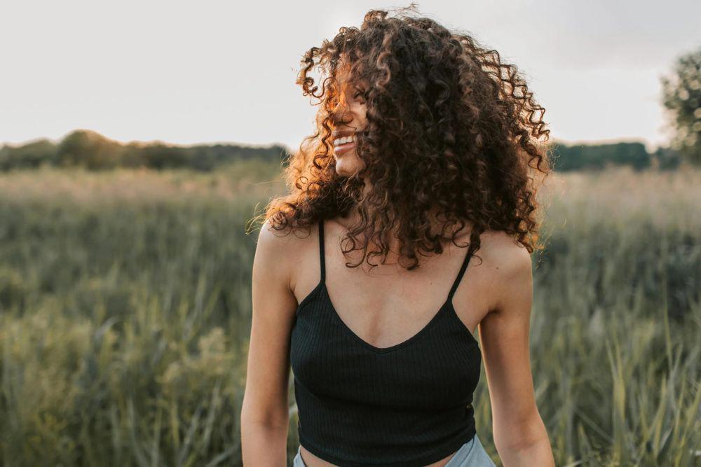 potret wanita sedang tersenyum (pexels.com/Vlada Karpovich)