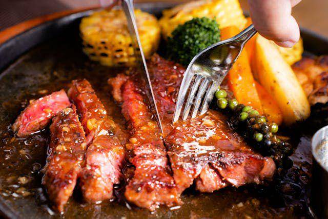 penyajiansteak ayam saos timun (pexels.com/Xuân Thống Trần)
