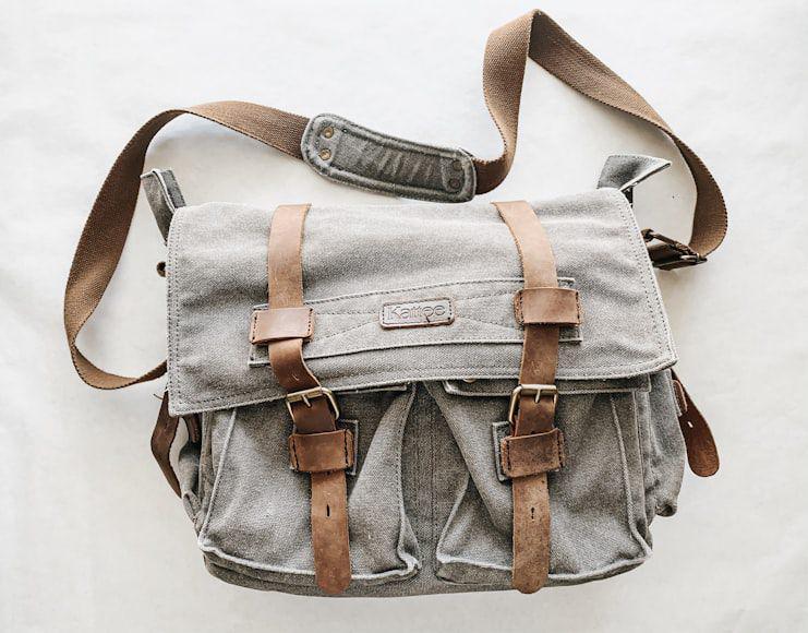 ilustrasi tas bahan canvas (unsplash.com/Derick McKinney)