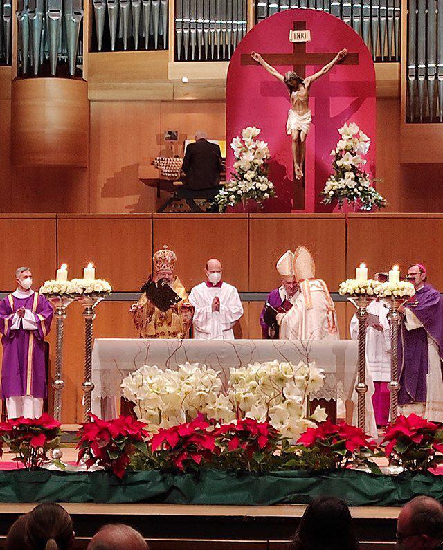 Paus Fransiskus memimpin Misa bersama komunitas Katolik di Aula Konser Athena, Yunani (commons.wikimedia.org/StrangeTraveler)