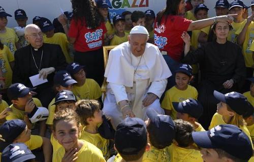 ilustrasi bersalaman dengan anak-anak (pexels.com/franciscus)
