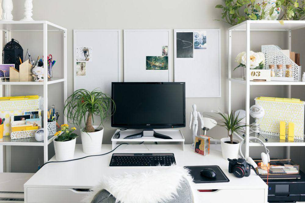 ilustrasi meja belajar dengan hiasan sederhana (unsplash.com/Slava Keyzman)