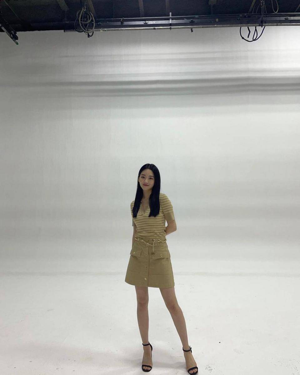 Ide Mix and Match Rok Pendek ala Cho Yi-hyun (instagram.com/yihyun_1208)