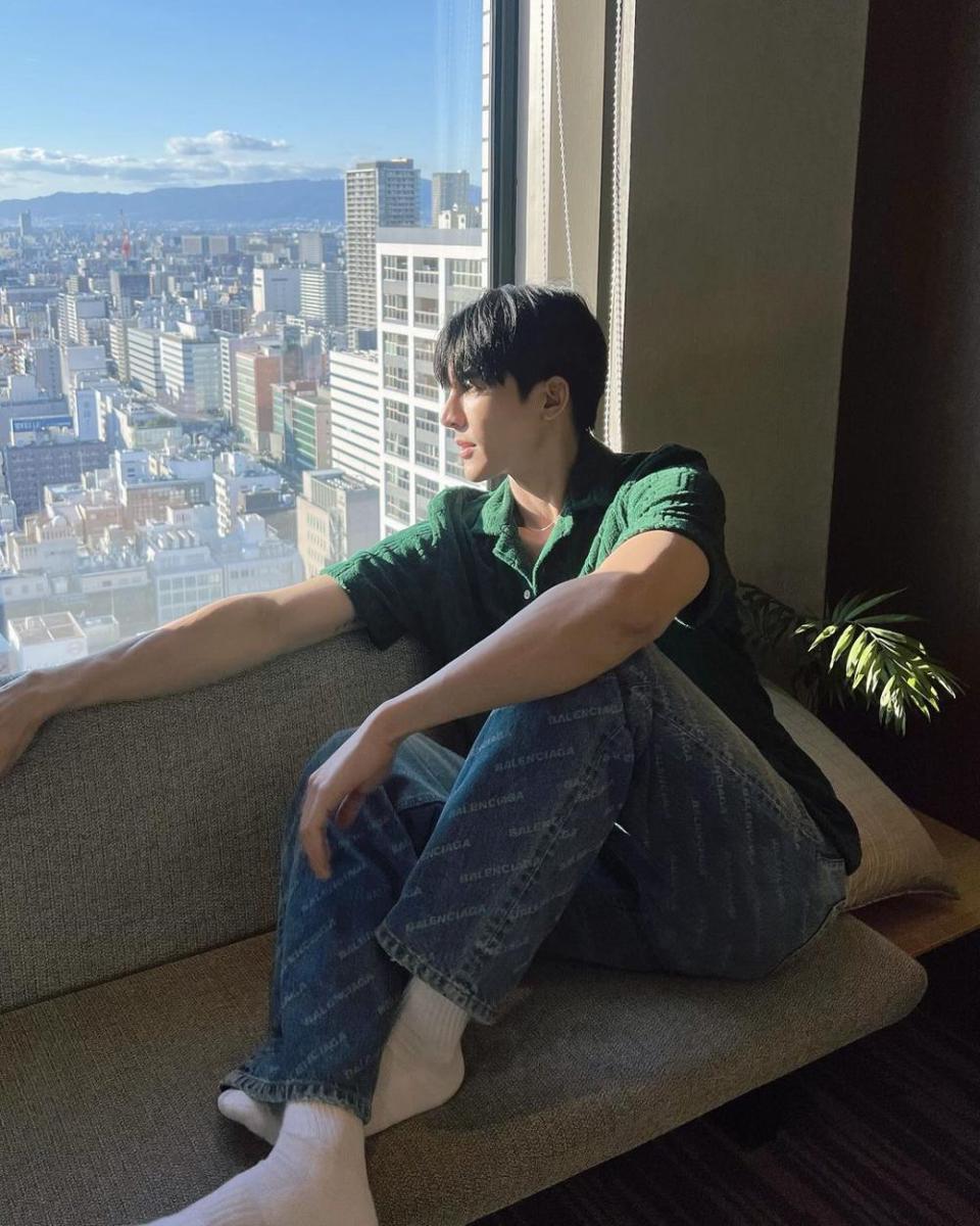 outfit cowok bumi ala Earth Pirapat (instagram.com/theearthe)