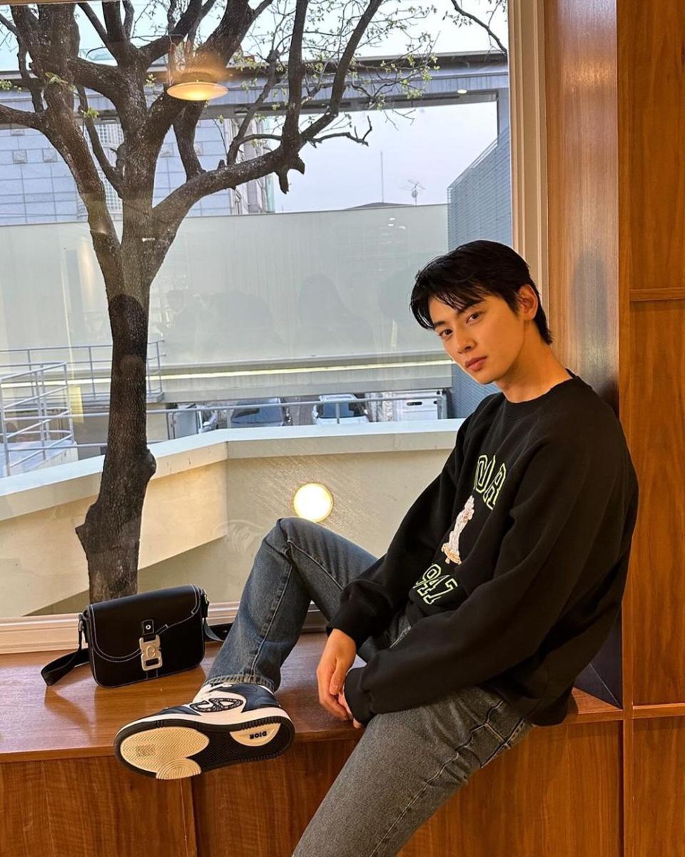 outfit ala Cha Eun Woo (instagram.com//@eunwo.o_c)