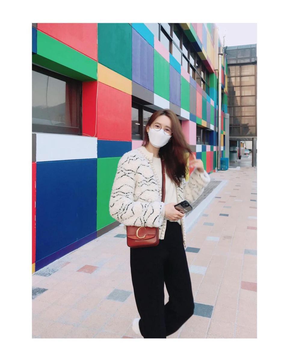 outfit hitam putih ala Yoona SNSD (instagram.com/@yoona__lim)