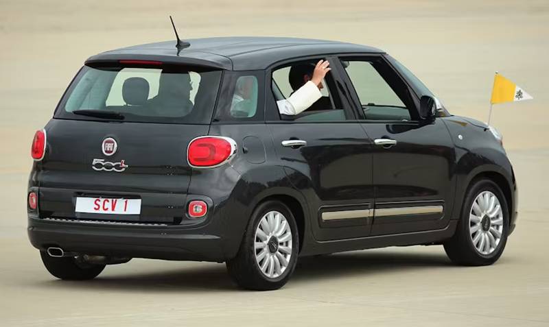 potret mobil Paus Fransiskus dengan pelat nomor SCV1 (bustle.com)