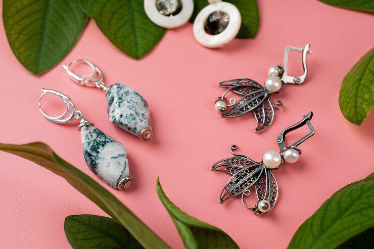 ilustrasi perhiasan anting (freepik.com/freepik)