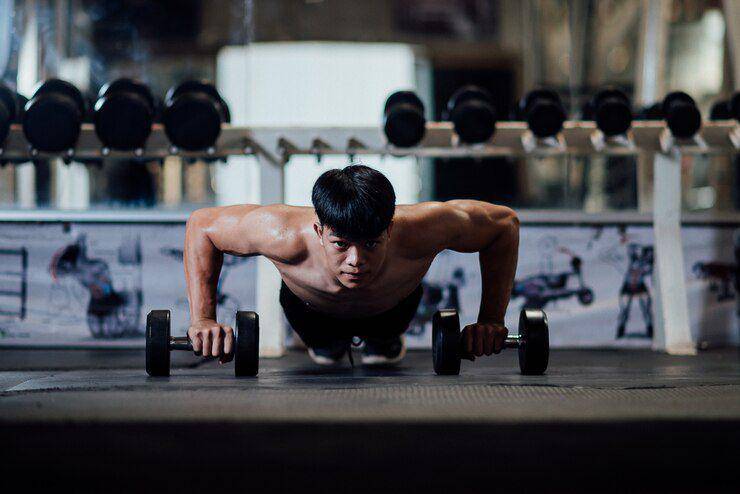 Ilustrasi olahraga menggunakan alat gym (freepik.com/jcomp)