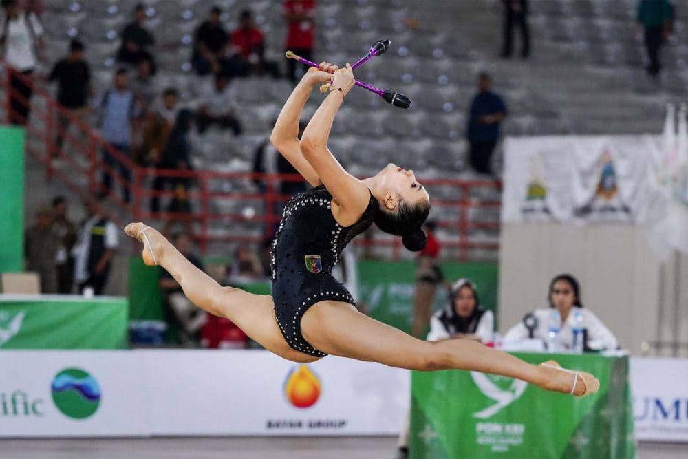 Pesenam ritmik Sutjiati Kelanaritma Narendra asal Lampung tampil dengan gada saat bertanding  pada PON XXI di Gedung Serbaguna Disporasu Sumut, Deli Serdang, Selasa (3/9/2024). Sutjiati Kelanaritma Narendra berhasil meraih medali perak dengan poin 97,500. (PB PON XXI/Hendra Syamhari)