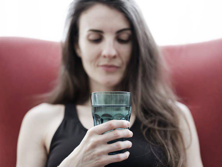 ilustrasi minum air putih (unsplash.com/engin akyurt)
