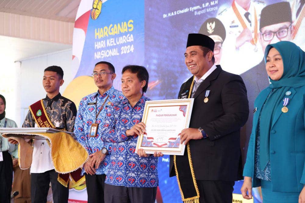 Bupati Maros, Chaidir Syam (kedua dari kiri) di acara Harganas tingkat Sulsel, Senin (2/9/2024)/Istimewa