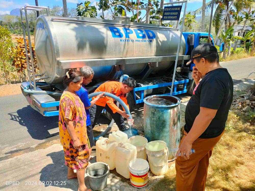 Petugas BPBD saat melakukan suplai air bersih ke warga. IDN Times/ istimewa