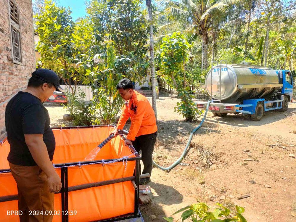 Petugas BPBD saat melakukan suplai air bersih ke warga. IDN Times/ istimewa