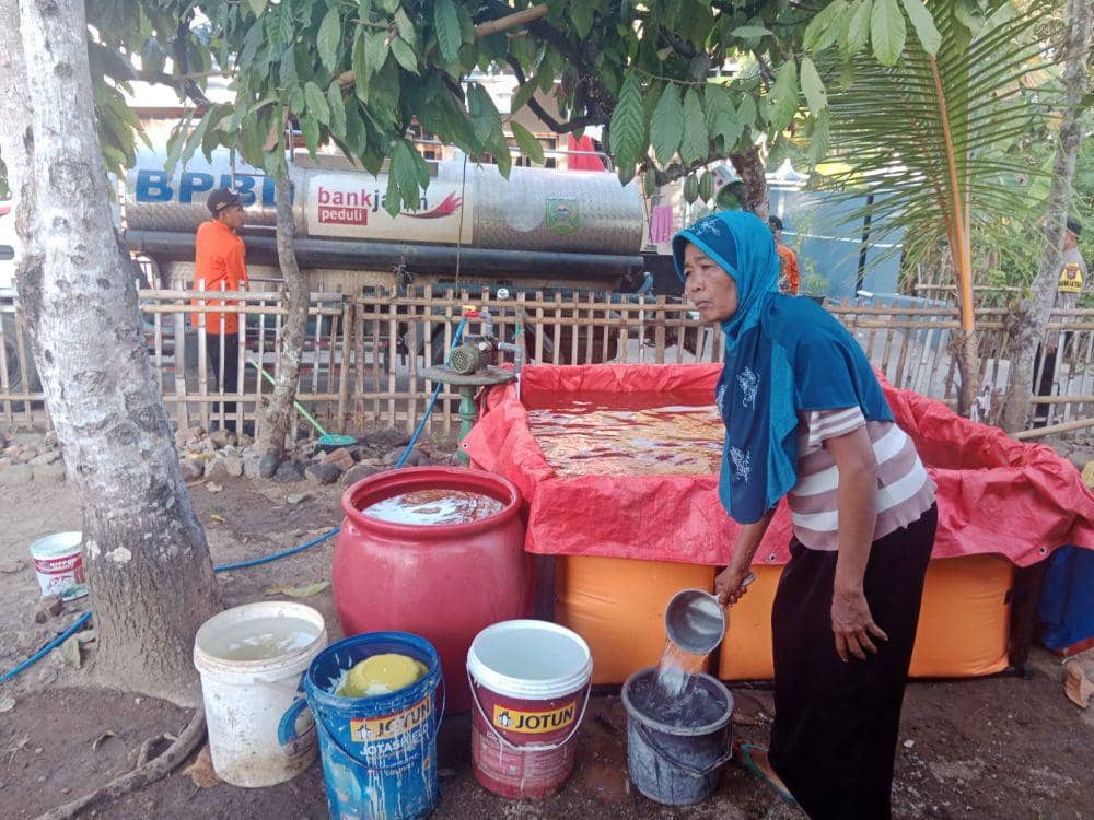 Petugas BPBD saat melakukan suplai air bersih ke warga. IDN Times/ istimewa