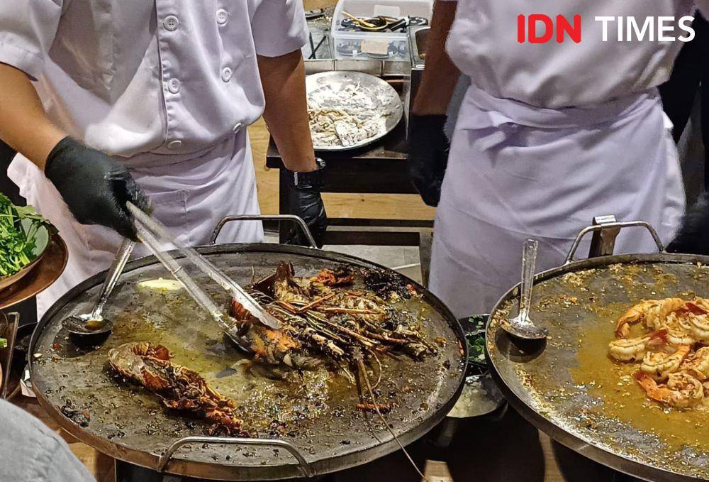 Potret live cooking seafood di Archipelago Food Festival 2024, Favehotel Pamanukan, Subang, Jawa Barat (IDN Times/Dhiya Awlia Azzahra)