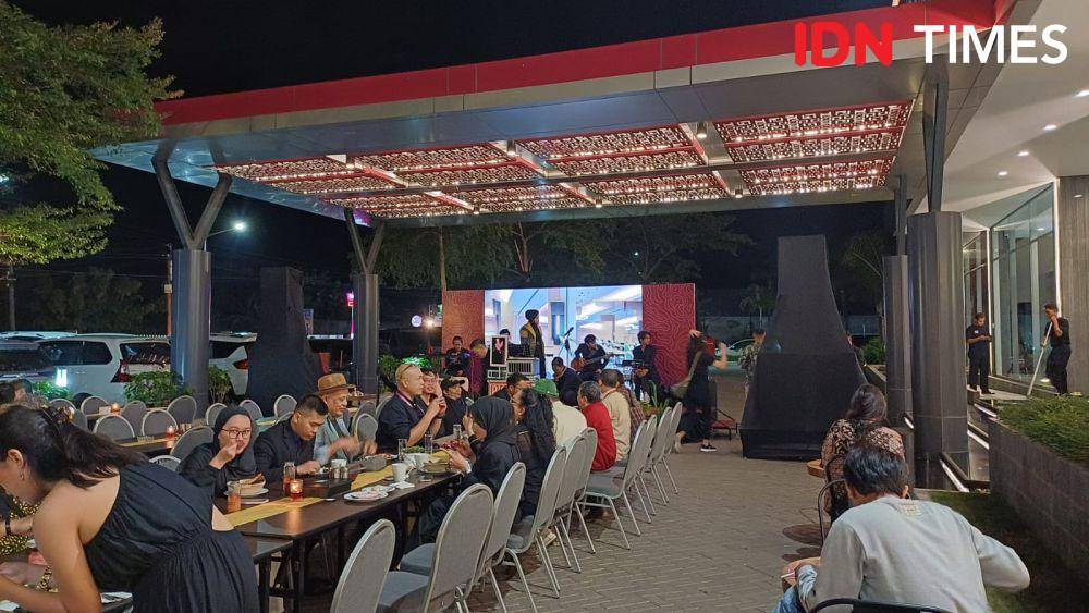 Potret menikmati kuliner bersama di Archipelago Food Festival 2024, Favehotel Pamanukan, Subang, Jawa Barat (IDN Times/Dhiya Awlia Azzahra)