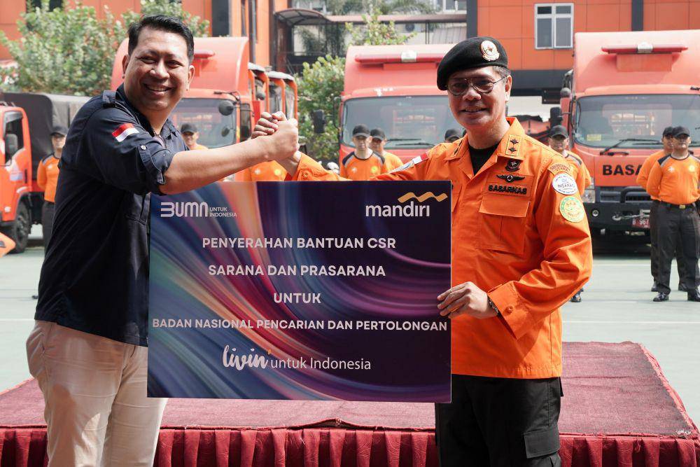 Bank Mandiri menyerahkan bantuan berupa perlengkapan Search and Rescue (SAR) senilai Rp452 juta kepada Badan Nasional Pencarian dan Pertolongan (Basarnas) dan mengukuhkan tim Emergency Response (ER) atau potensi SAR Bank Mandiri. (dok. Bank Mandiri)