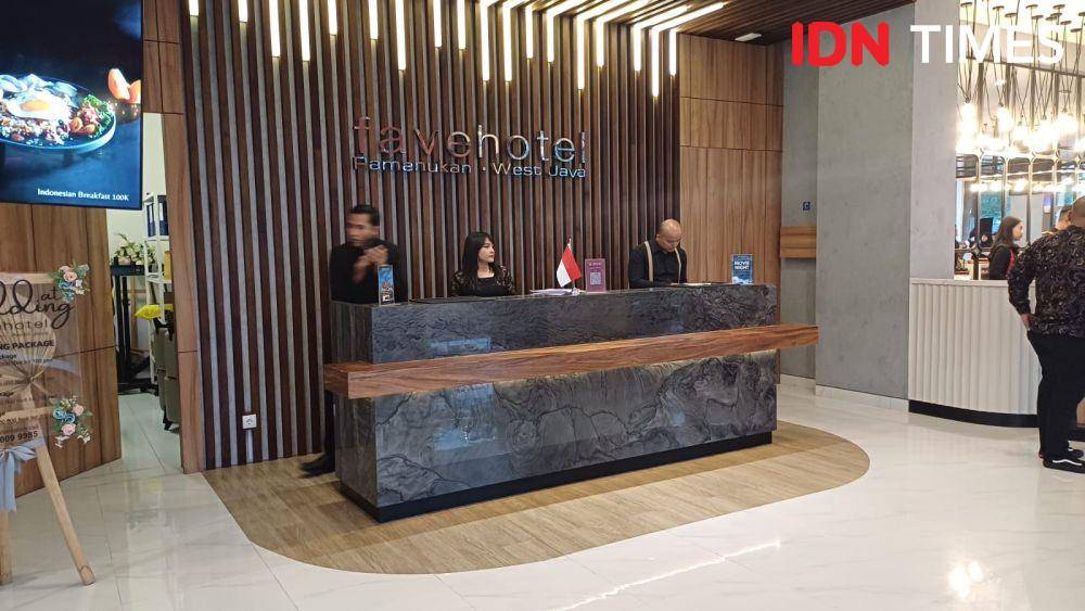 Potret resepsionis hotel (IDN Times/Dhiya Awlia Azzahra)