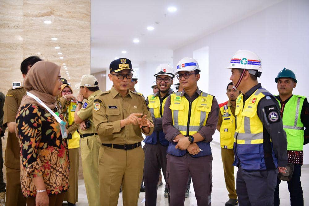Pj Gubernur Sulawesi Selatan (Sulsel), Zudan Arif Fakrulloh, meninjau rumah sakit Vertikal khusus otak, jantung dan kanker di Kota Makassar, Selasa (3/9/2024)/Humas Pemprov Sulsel