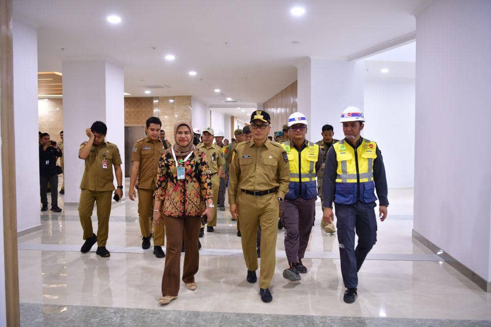 Pj Gubernur Sulawesi Selatan (Sulsel), Zudan Arif Fakrulloh, meninjau rumah sakit Vertikal khusus otak, jantung dan kanker di Kota Makassar, Selasa (3/9/2024)/Humas Pemprov Sulsel