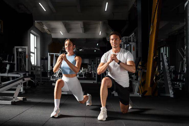 Ilustrasi melakukan pemanasan di gym (freepik.com)