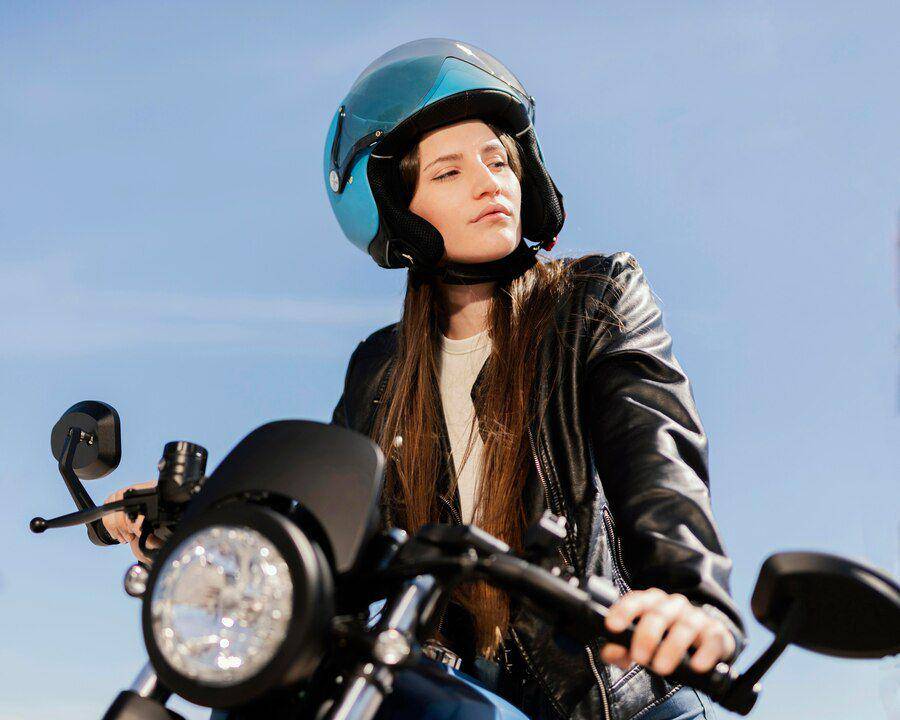 Ilustrasi seorang wanita memakai helm. (freepik.com)
